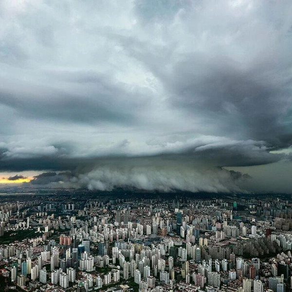 Шторм надвигается на Шанхай, Китай | Источник: He Wei / Standard Chartered Weather Photographer of the Year 2025