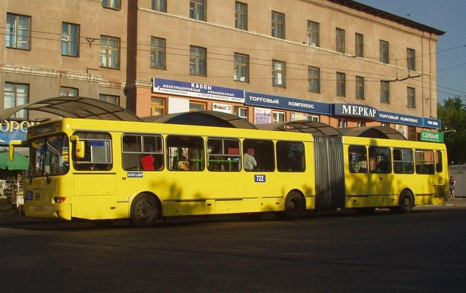 В Омске было и несколько желтых «гармошек» | Источник: Омск | Автобусы | [ВК] / Vk.com 