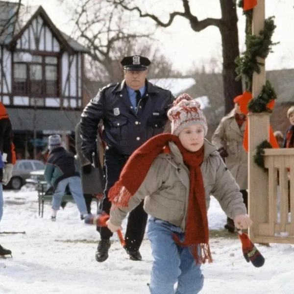 Зумеры ругают фильм за безответственное отношение к детям, тогда как миллениалы восхищаются самостоятельностью героя | Источник: kinopoisk.ru