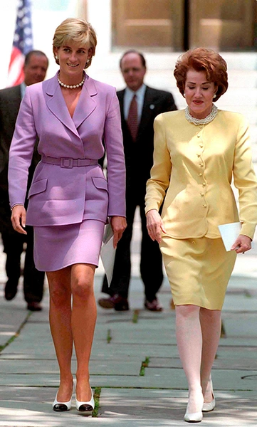 Принцесса Уэльская в Versace с президентом организации Красный Крест Элизабет Доул, 1997 г.