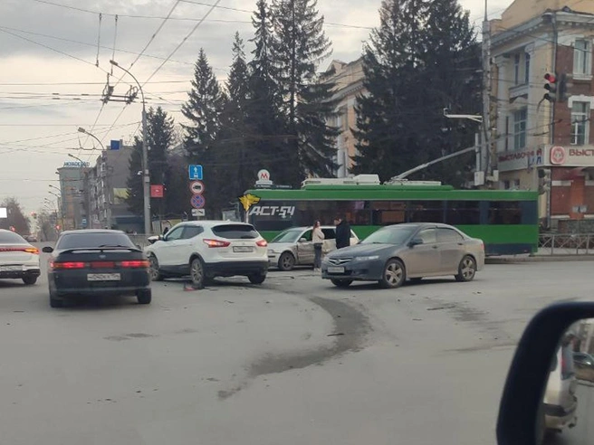 В столкновении были серьезно повреждены оба авто, но люди не пострадали | Источник: АСТ-54 / «ВКонтакте»