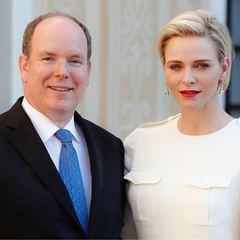 С любимым питомцем: князь Альбер II и княгиня Шарлен опубликовали рождественскую открытку