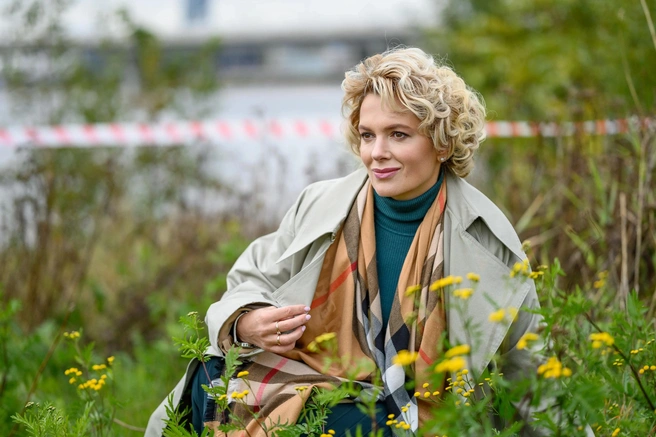 Как бы Марии ни было больно раньше, о прошлом она старается вспоминать с улыбкой | Источник: кадр из сериала «Анна медиум» (12+), реж. Елена Николаева, «Россия 1», 2025 год