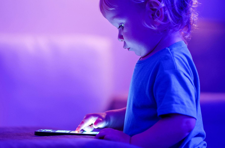 Почему родителям на самом деле нельзя давать ребенку смартфоны в раннем возрасте