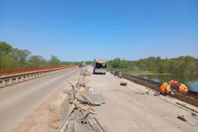 На мосту через Дему в Башкортостане начали армирование карниза