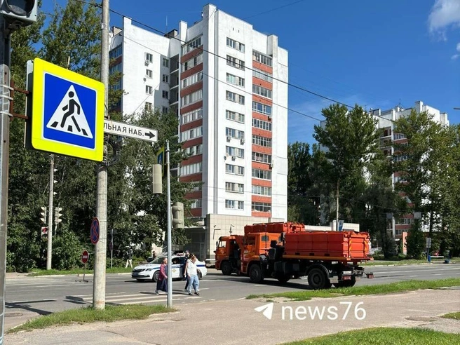 На набережной выставили дорожную технику | Источник: Ксения Ткаченко / 76.RU