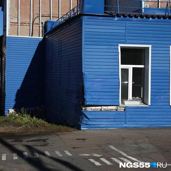 Часть конструкций фасада школы отвалилась | Источник: Евгений Софийчук / NGS55.RU