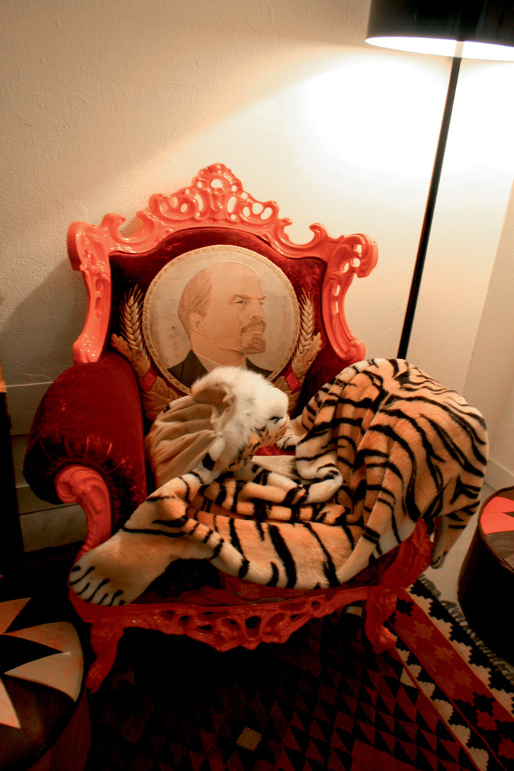 Кресло с портретом В.И. Ленина — не самая необычная вещь в офисе Frankie Morello.