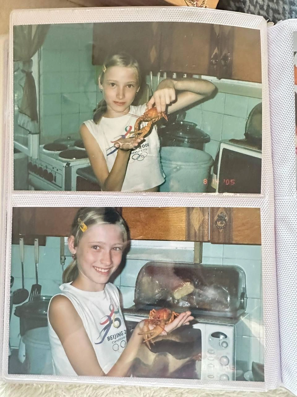 Фото на память с деликатесом&nbsp;— это фишка всех детей в начале нулевых | Источник: Missalena92 / tg.com