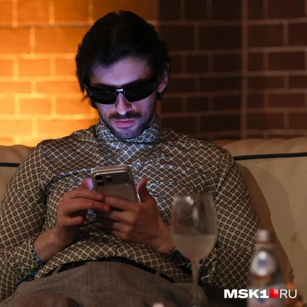 Гость премии в ожидании начала | Источник: Артем Устюжанин / MSK1.RU
