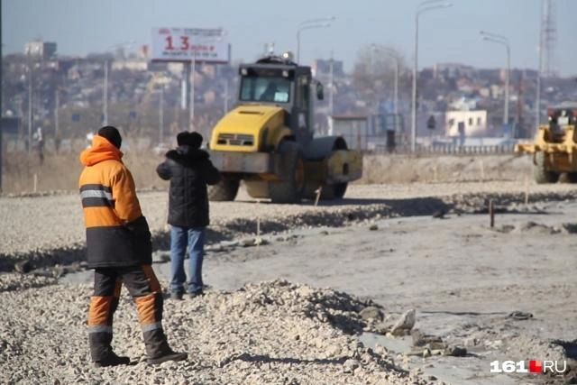 В ходе обследования этого моста были выявлены трещины в дорожном полотне, колейность по полосам движения | Источник: Виктор Семенов