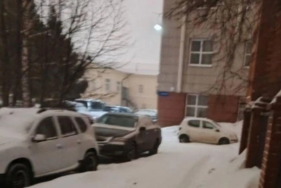 Мусор из «Дома с часами» в Новосибирске не вывозят месяц