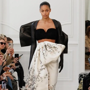 Givenchy, осень 2025: новая Сара Бертон и новая Одри Хепберн — очень секси