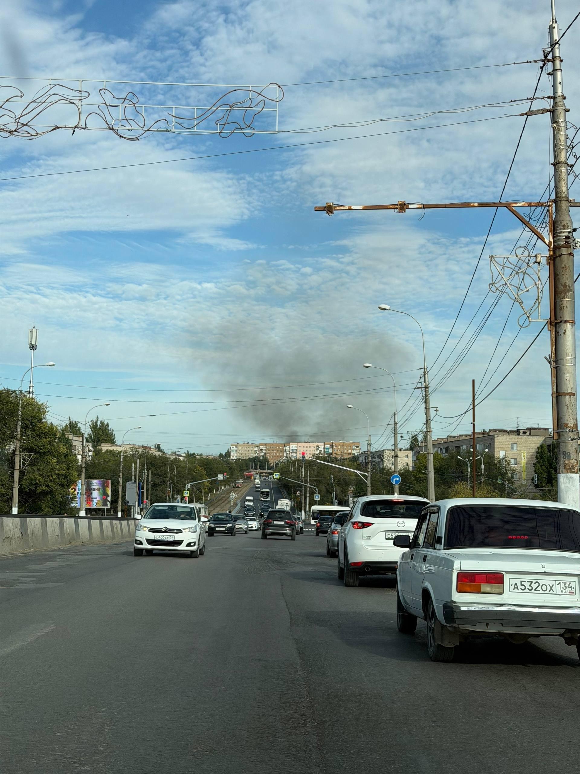 Черный столб дыма поднялся в Красноармейском районе Волгограда