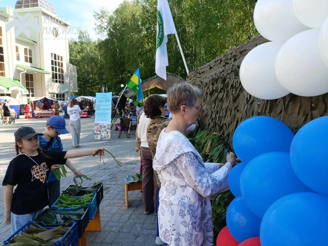 Одна из площадок праздничных гуляний&nbsp;— благотворительная ярмарка в поддержку участков СВО | Источник: администрация Ханты-Мансийска