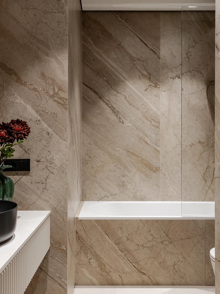 Лепнина и красные акценты: квартира 84 м² в Минске