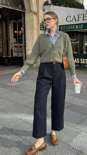 Костюмные брюки тоже будут уместны. Обратите внимание на сочетание оттенков в образе&nbsp;— природно-приглушенные | Источник: ru.pinterest.com