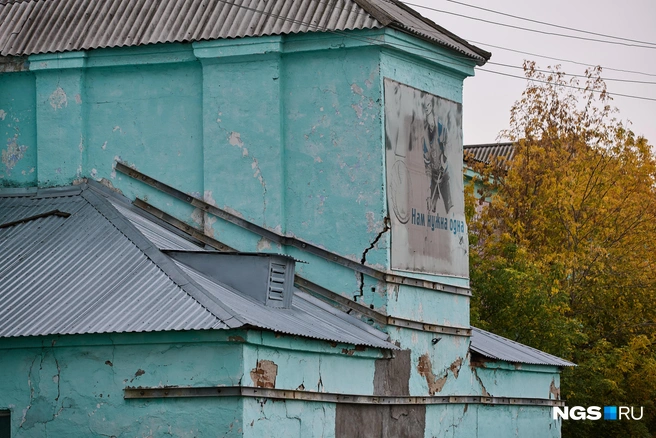 Если обойти школу № 5 сзади, становится понятно: здание буквально рассыпалось, и уже не первый год. Его пытались укреплять, но явно безуспешно | Источник: Александр Ощепков / NGS.ru