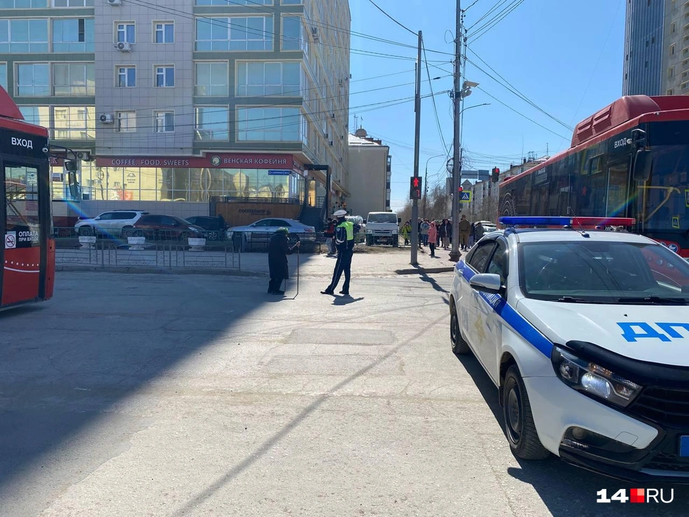 Перекресток Дзержинского — Богатырева перекрыт | Источник: Надежда Ефимова / 14.RU