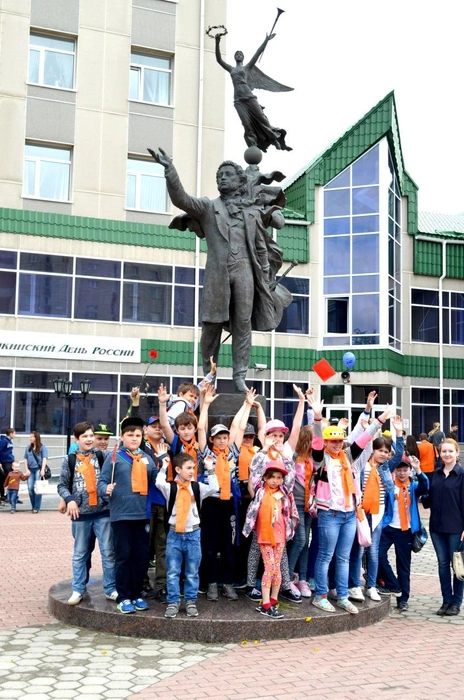 В Пушкинский день сургутяне приходят к памятнику поэта, который установлен у центральной библиотеки | Источник: администрация Сургута