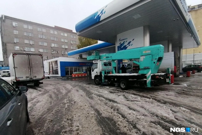 На одних заправках клиентов достаточно много, а на других почти никого нет | Источник: Егор Сафронов / NGS.RU