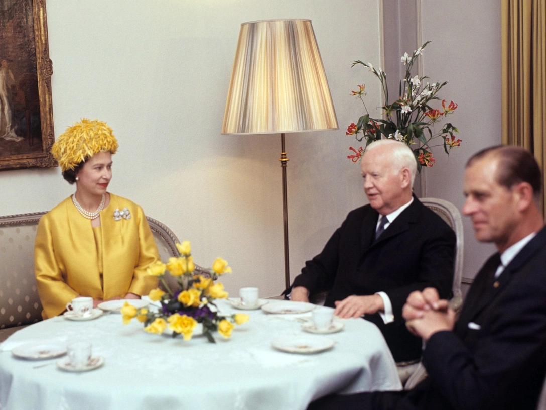 Елизавета II вместе с мужем в гостях у федерального президента Генриха Любке на вилле Хаммершмидт в Бонне, 18 мая 1965 | marieclaire.ru