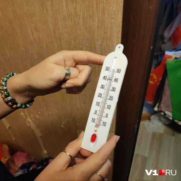 Температуру, по словам горожан, уже приходили замерять сюда из Госжилнадзора | Источник: Денис Паустовский / V1.RU