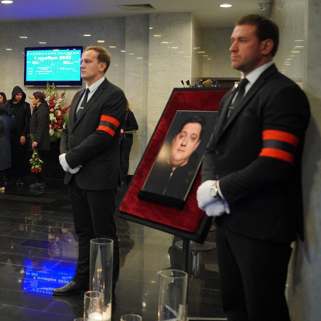 «Я горжусь своим сыночком! Его душа приняла решение уйти, и я принимаю этот выбор»: мама Романа Попова у гроба