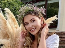Анна Заворотнюк в облегающем костюме цвета ржавчины стала похожа на женщину-кошку