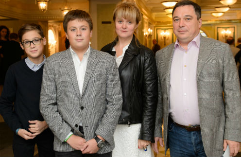 Анна Михалкова и Альберт Баков с сыновьями