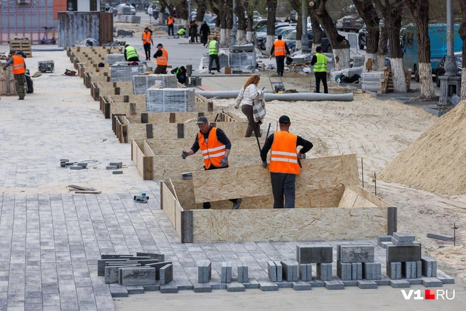 Как думаете, будут клумбы? Или перголы? | Источник: Алексей Волхонский / V1.RU