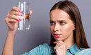 Дантист Филлипс: «Привычка пить воду разрушает зубы». Что думают об этом врачи из России