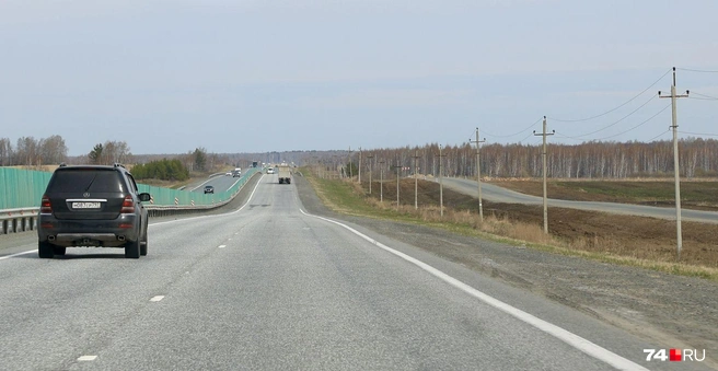 Трасса Челябинск&nbsp;— Екатеринбург является окончанием М-5. Справа видна новая дорога, которая идет параллельно на расстоянии 30 метров | Источник: Михаил Шилкин