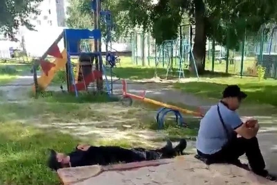 Двор на ЧТЗ оккупировали пьяницы из-за круглосуточного ларька