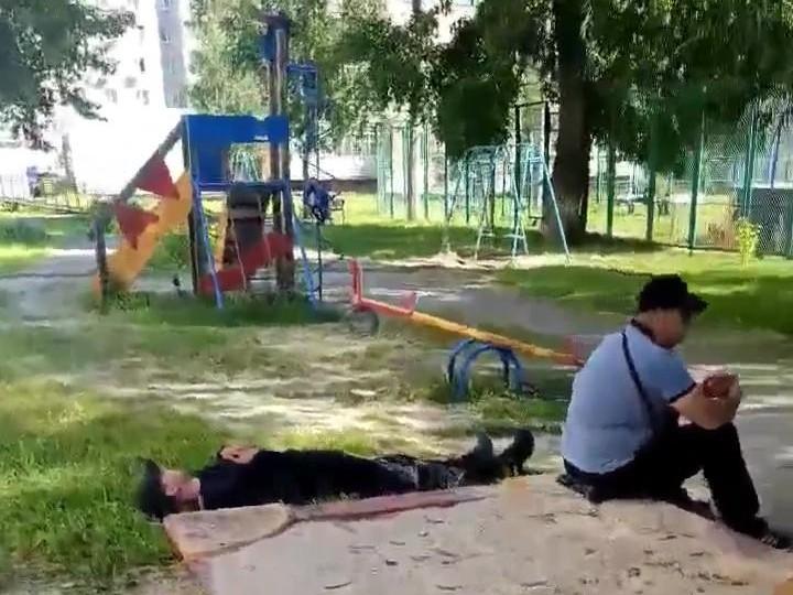 «Каждый вечер новая партия». Жители ЧТЗ пожаловались на засилье пьяниц во дворе из-за круглосуточного ларька