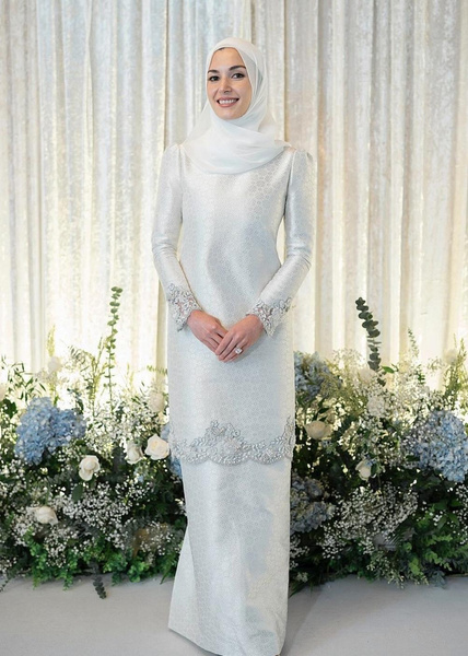 Три свадебных образа новой принцессы Брунея: в хиджабе и без