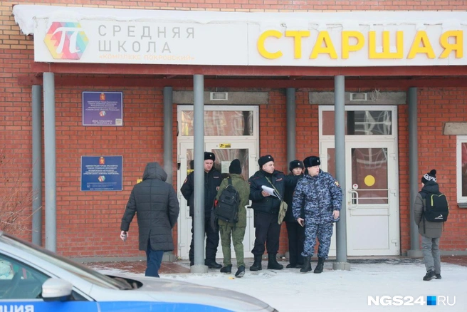 Силовики подтягивались в школу | Источник: Мария Ленц / NGS24.RU