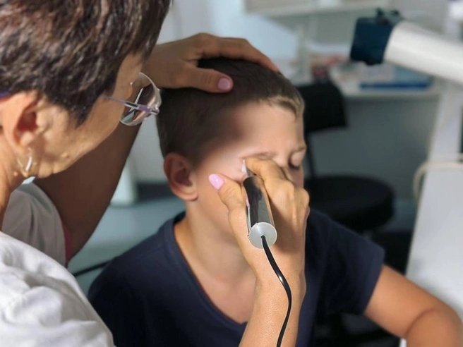 С помощью современных аппаратных технологий лечат маленьких пациентов с прогрессирующей близорукостью, дальнозоркостью, миопией и амблиопией | Источник: «Центр хирургии глаза»