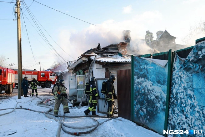 Пожарные проходят во двор | Источник: Мария Ленц / NGS24.RU