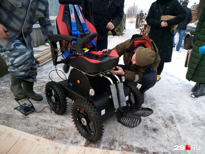 Коляску для Насти привезли и собрали на месте — в этом лично поучаствовал глава Минздрава региона Александр Герштанский | Источник: Иван Митюшёв