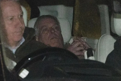 Эндрю Уиндор остался всего с двумя слугами