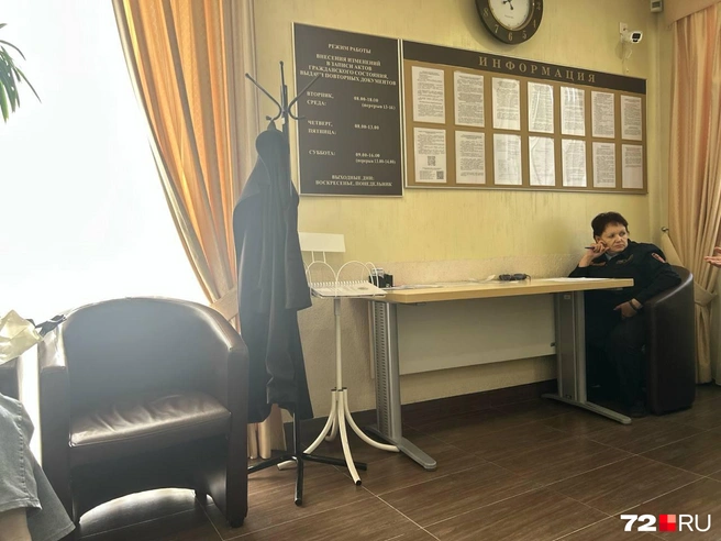 Человек, отвещающий за охрану, консультирует приходящих | Источник: читатель 72.RU