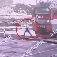 Зачем-то бежал наперерез поезду: страшное видео со сбитым человеком из Красноярского края