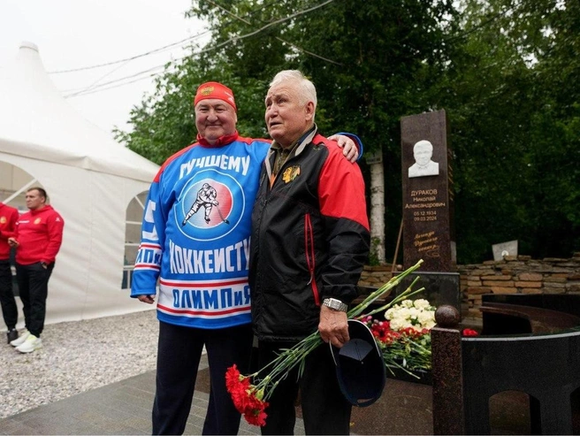 На открытии памятника присутствовали в том числе родственники и товарищи Николая по команде | Источник: пресс-служба «Сима-ленда»