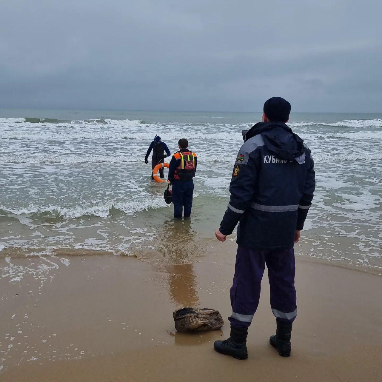 В сосногорске утонул ребенок. Спасатели и утопающий в море.
