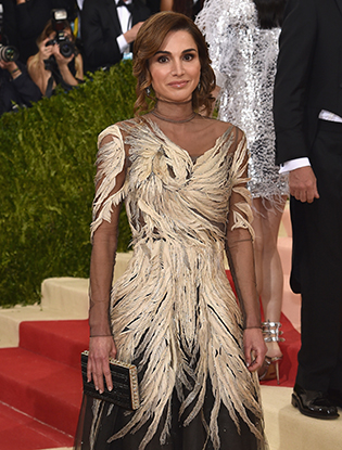 Королева Рания заглянула на Бал Института Костюма MET Gala 2016