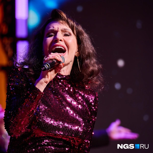 Исполнительница хита «Алмаз» вышла на сцену Новосибирска | Источник: Александр Ощепков / NGS.RU