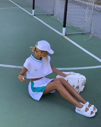 Даже винтажную теннисную форму можно носить с украшениями — стилист София Коэльо так и делает