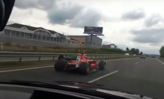 Полиция ищет водителя гоночного болида, проехавшего по шоссе в Чехии (видео)