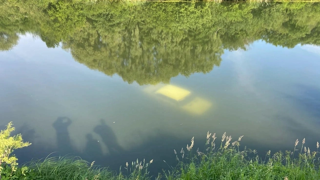 Машина была уже глубоко под водой | Источник: Поисково-спасательная служба КМО / Vk.com